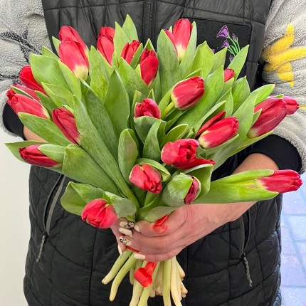 Букет красных тюльпанов на 8 марта с доставкой в по Брехово