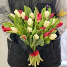 Букет из белых и красных тюльпанов