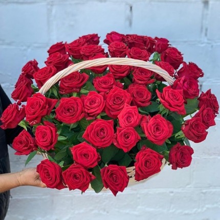 Корзинка "Моей королеве" из красных роз с доставкой в по Брехово