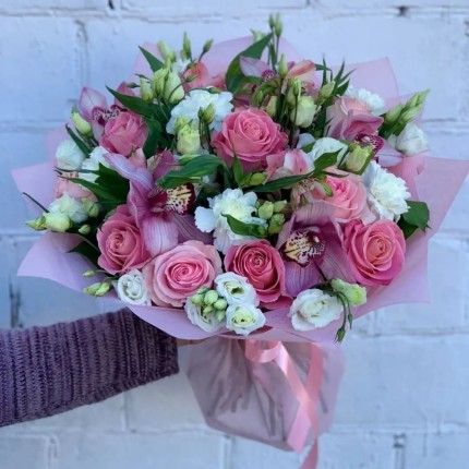 Букет из розовых роз и орхидей "Нежность" - доставка в по Брехово