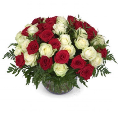 Корзина "Самой нежной" из красных и белых роз с доставкой в по Брехово
